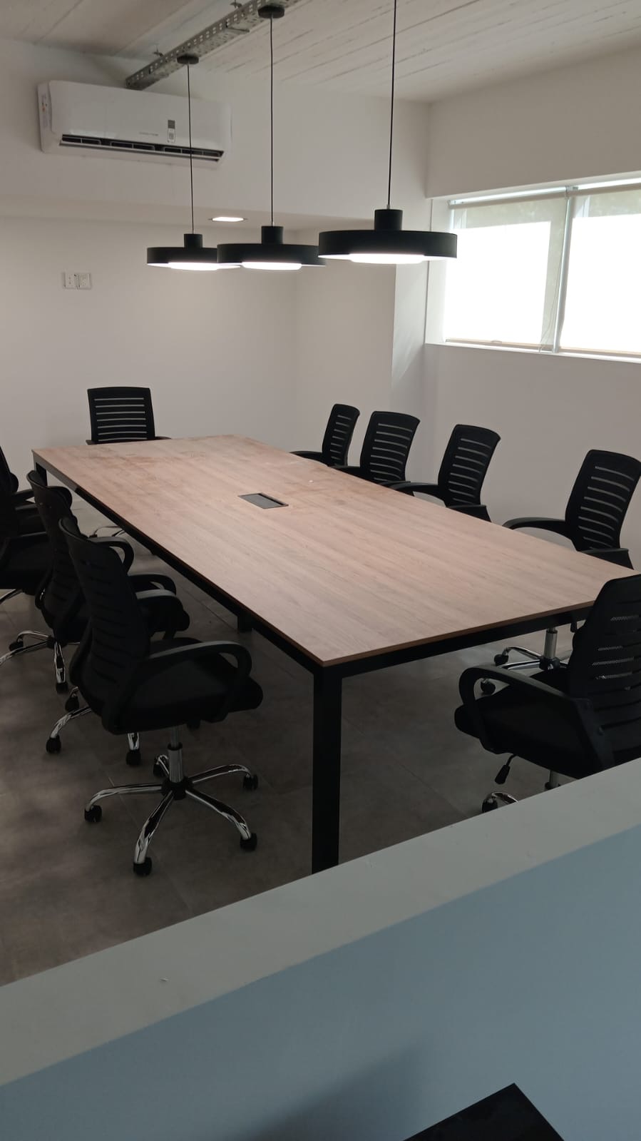 Mesa industrial en espacio de trabajo